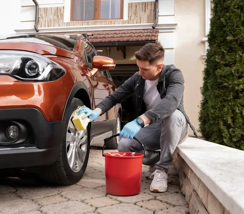 Lavage auto à domicile Saint-André-de-Cubzac : professionnel intervenant sur un véhicule